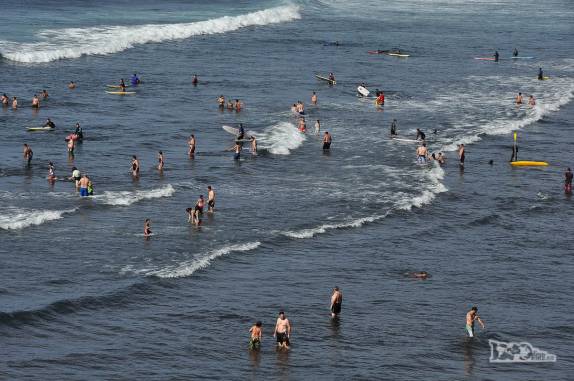 Muita gente aproveita o dia de sol para ir à praia em Pichilemu, no litoral central do Chile